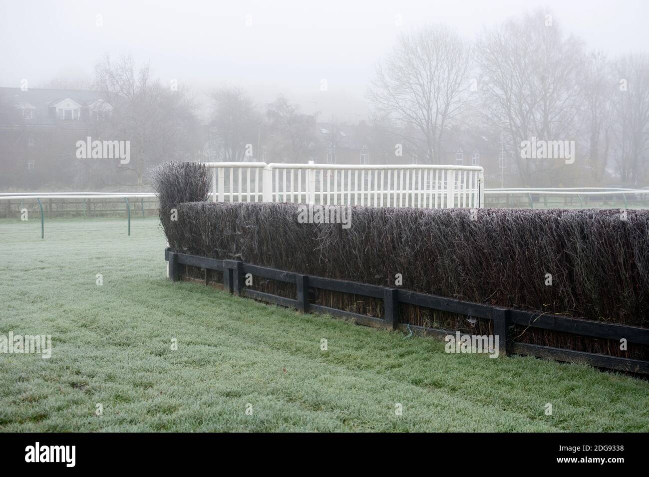 Warwick Racecourse an einem nebligen und frostigen Wintertag, Warwickshire,`s Stockfoto